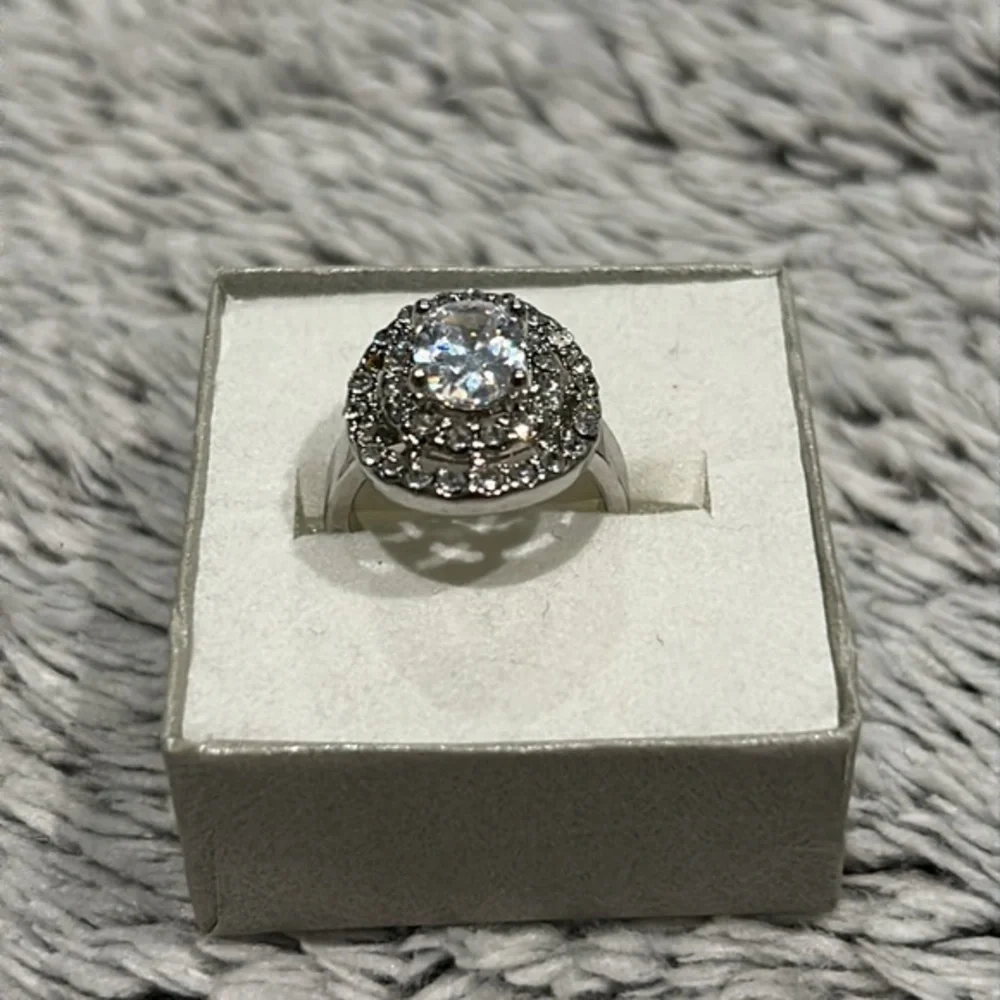 Costume jewelry cocktail ring size 6